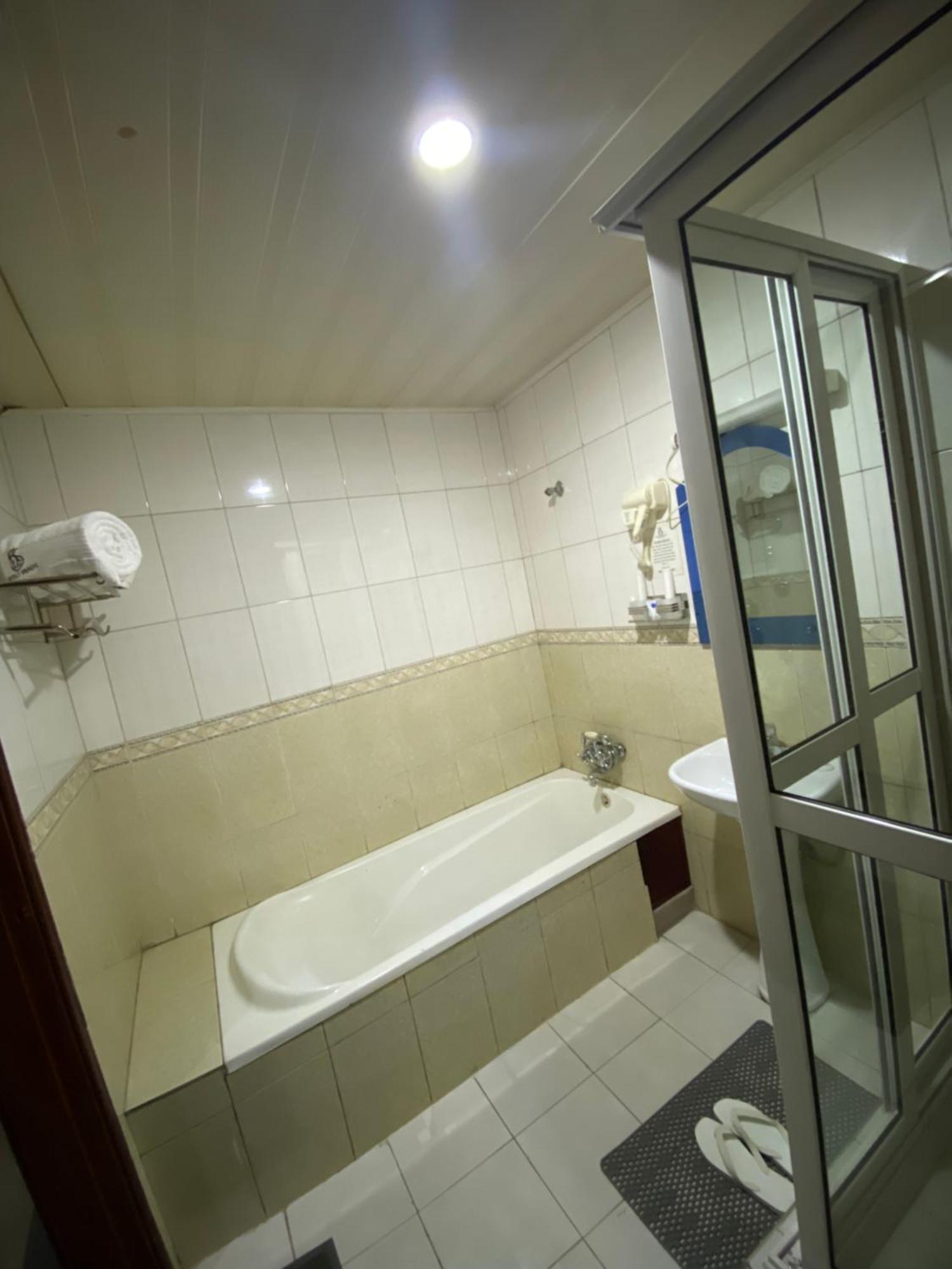 La Grande Hotel Kampala Luaran gambar